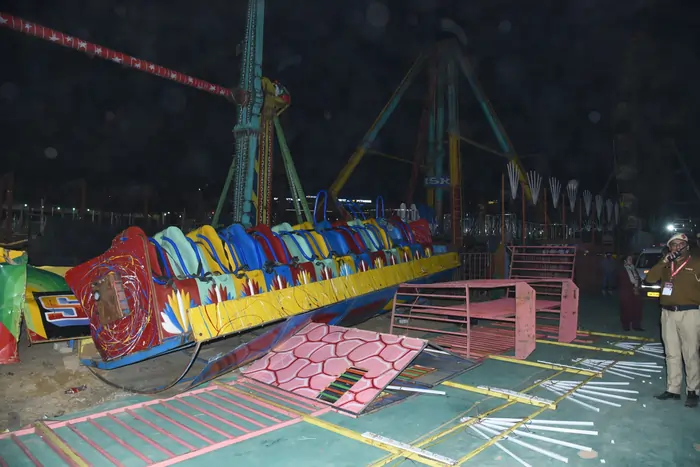 Surajkund Mela accident : सूरजकुंड मेले में गिरा झूला, दिल दहलाने वाला वीडियो आया सामने, इंस्पेक्टर की मौत Surajkund Mela accident video faridabad police inspector death