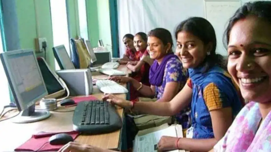 CM Work From Home Yojana : सरकार दे रही महिलाओं को घर से काम करने का मौका, हजारों पदों पर निकली भर्ती CM Work From Home Yojana Job Alert