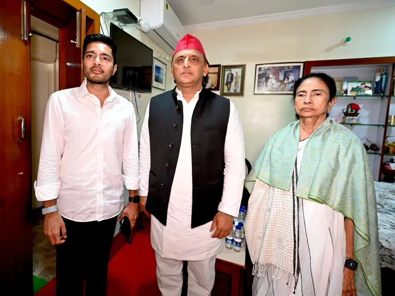 UP Live News Akhilesh meet Mamata Banerjee said Didi you have not lost bengal election