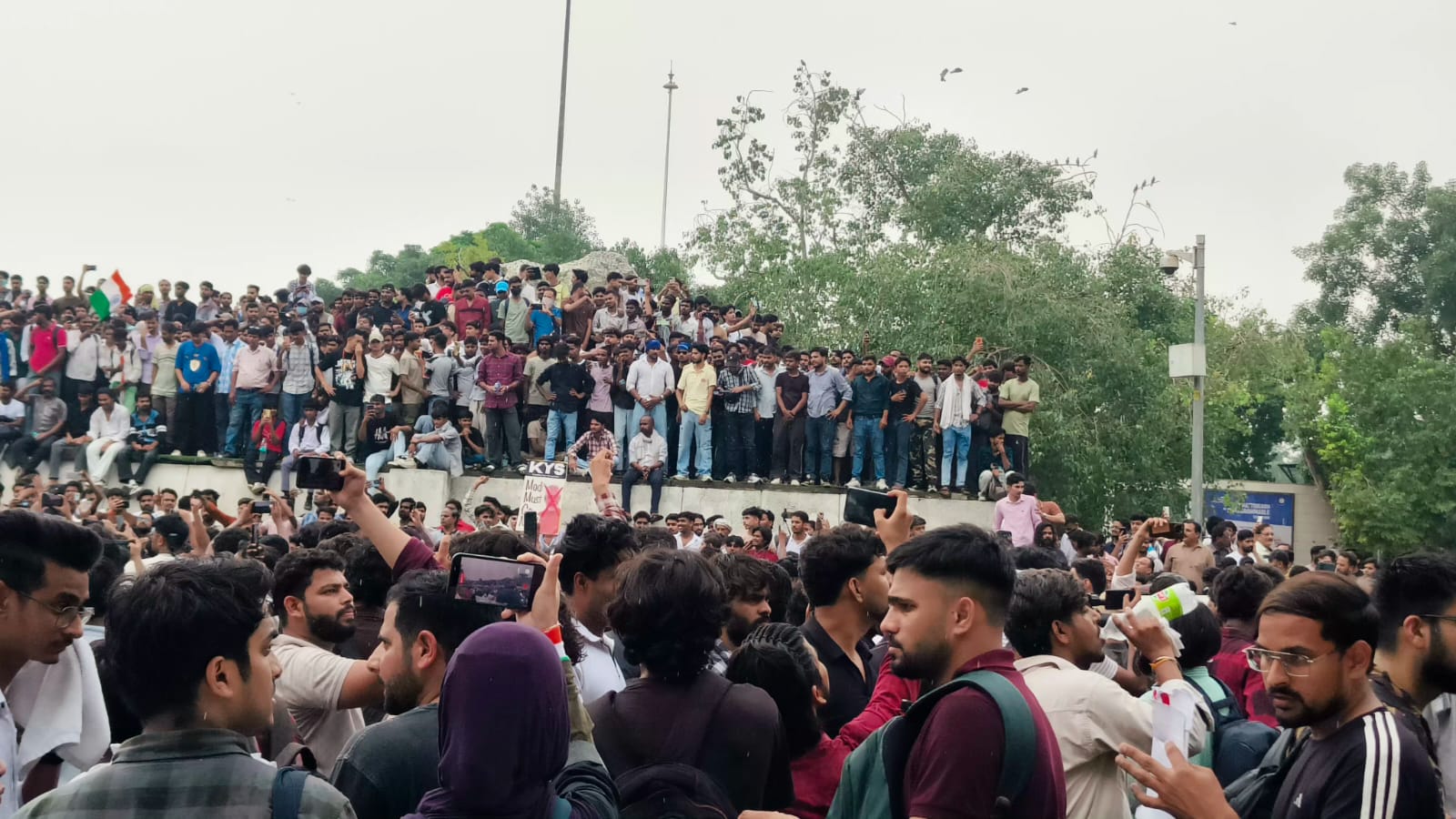 दिल्ली में सड़कों पर ‘कॉकरोच’ CJP Sansad Chalo March Cockroach Janata Party Protest Against Paper Leak