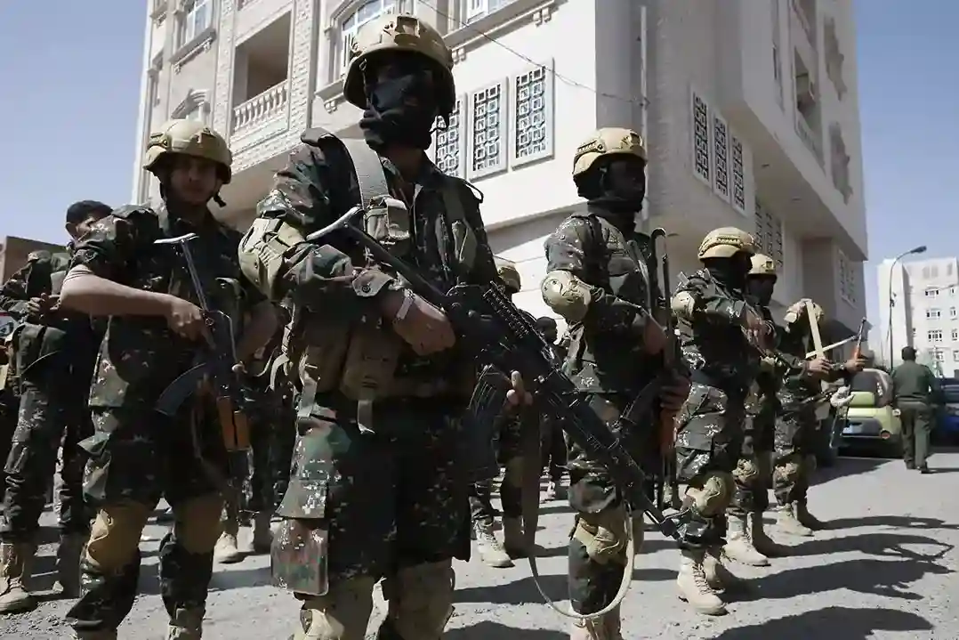 यमन में आगे बढ़ रहे हूती, दुनिया में बढ़ेगी महंगाई Houthi advances Yemen Crisis Bab el Mandeb Strait