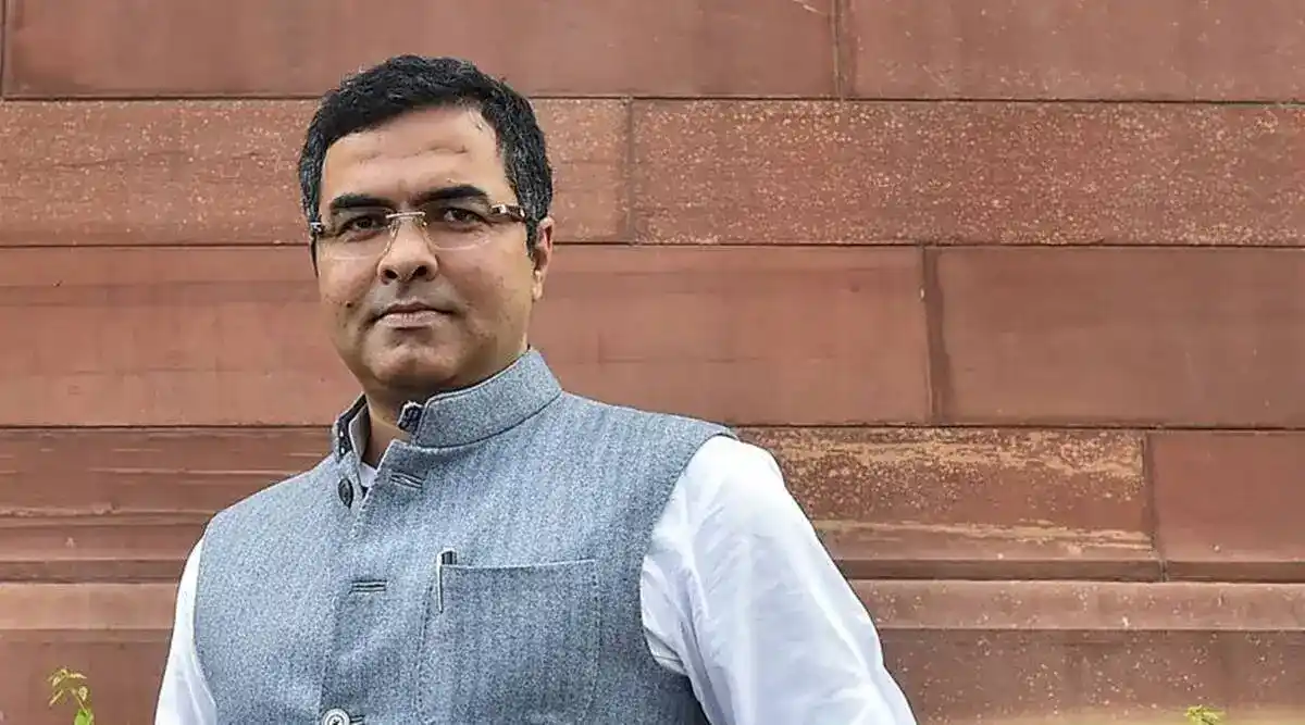 सड़क के सवाल पर बवाल, बीजेपी मंत्री ने युवक को मारा थप्पड़ BJP Minister Parvesh Verma Slaps Youth AAP Shares Video